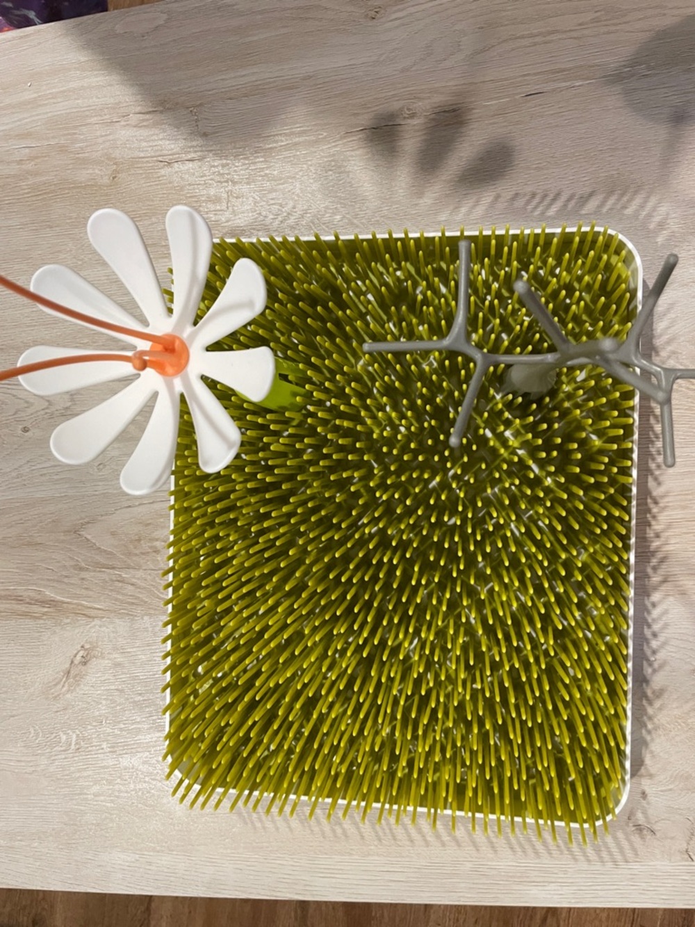 Boon Green Grass-Style Drying Mat with White Flower Stem Holder